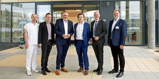 Im Bild v. l.: Prim. Dr. Herbert Gruber (Ärztlicher Direktor), Mag. Marc Seper, MSc (Kaufmännischer Direktor der Klinik Oberwart), Landeshauptmann Mag. Hans Peter Doskozil (Aufsichtsratsvorsitzender der Gesundheit Burgenland), Univ.-Prof. Dr. Peter Kornprat (Primarius der Abteilung für Chirurgie ab 1. August 2024), Mag. Franz Öller, MBA, MPH (Kaufmännischer Geschäftsführer Gesundheit Burgenland) und DGKP Andreas Schmidt, MSc (Pflegedirektor der Klinik Oberwart).