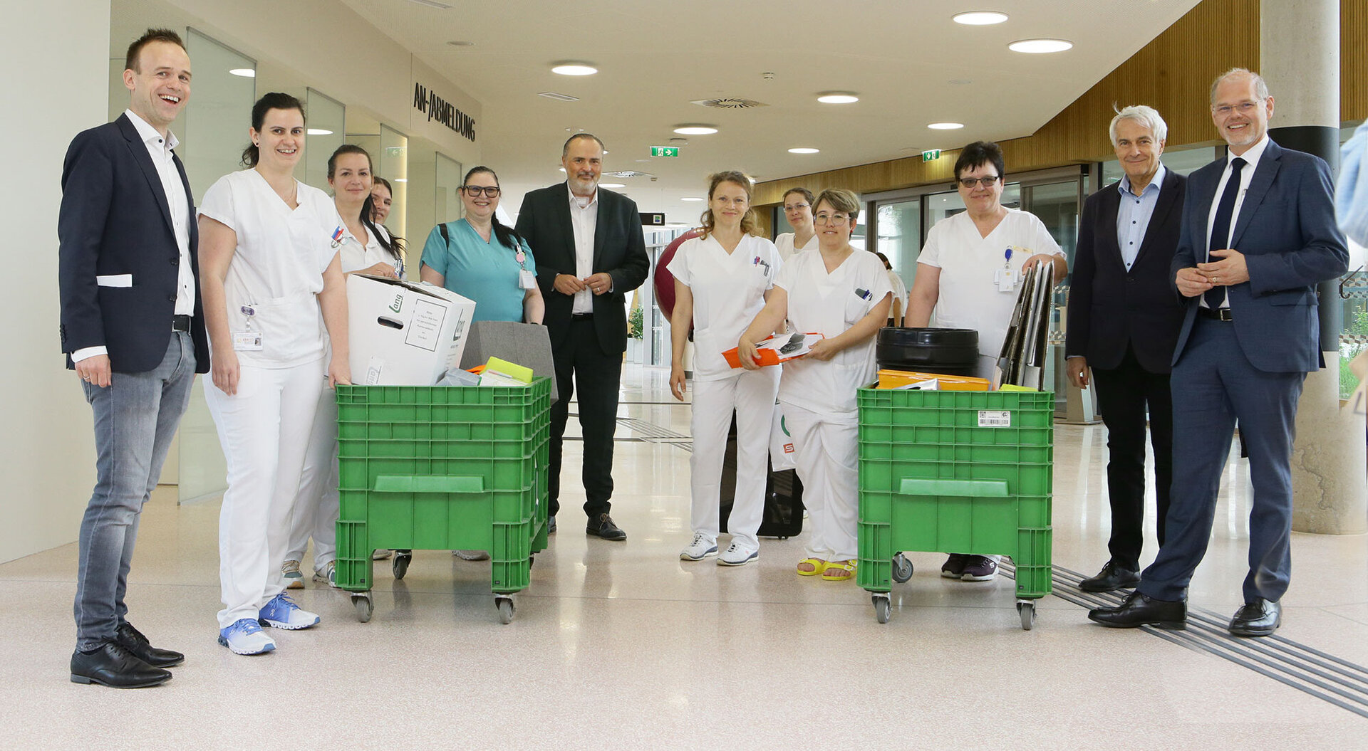 Gruppenfoto Personal Oberwart mit HLH Doskozil (Mitte), Mag. Marc Seper, MSc - Kaufmännischer Direktor Klinik Oberwart (links außen), Univ.-Prof. Dr. Stephan Kriwanek und Mag. Franz Öller, MBA, MPH - Geschäftsführung der Gesundheit Burgenland (links außen)