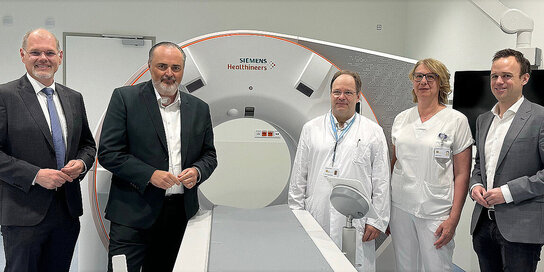 Im Bild: Franz Öller (Kaufmännischer Geschäftsführer Gesundheit Burgenland), Aufsichtsratsvorsitzender Landeshauptmann Hans Peter Doskozil, Radiologie-Primar Herbert Ringhofer, Barbara Friedrich (leitende Radiologie-Technologin) und Marc Seper (Kaufmännischer Direktor der Klinik Oberwart) mit dem neuen Photon-Counting-CT