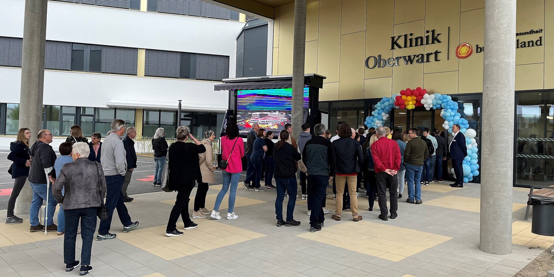 Besucher*innen vor der Klinik Oberwart