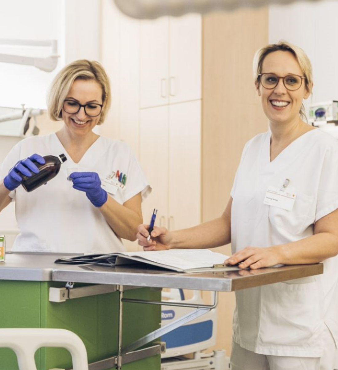 MR-Termine: zwei weibliche Pflegerinnen bei der Arbeit