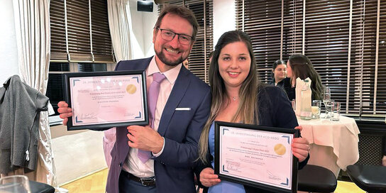 Siegfried Sauseng mit Nina Reithofer zeigen Auszeichungen, die sie bekommen haben