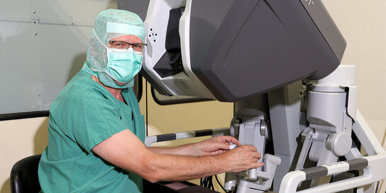 Primar Pfleger am OP-Roboter