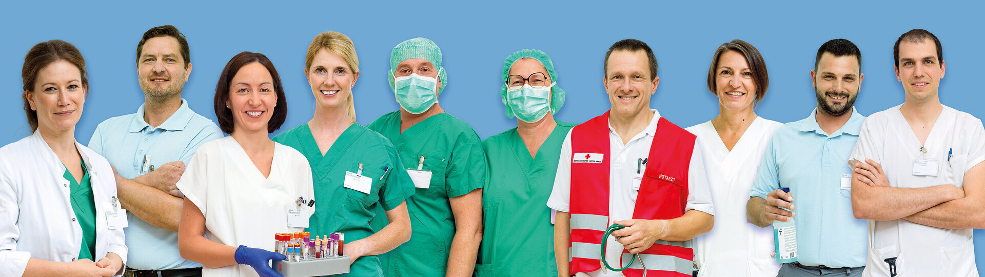 Teamfoto aus Frauen und Männern aus verschiedenen Gesundheitsbereichen