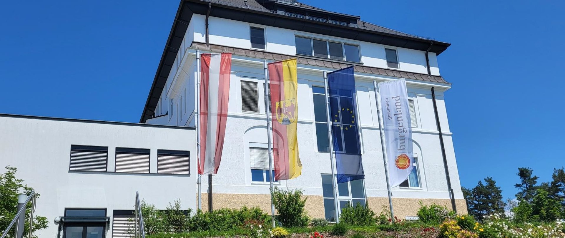 Die Klinik Oberpullendorf mit vier Fahnen im Vordergrund
