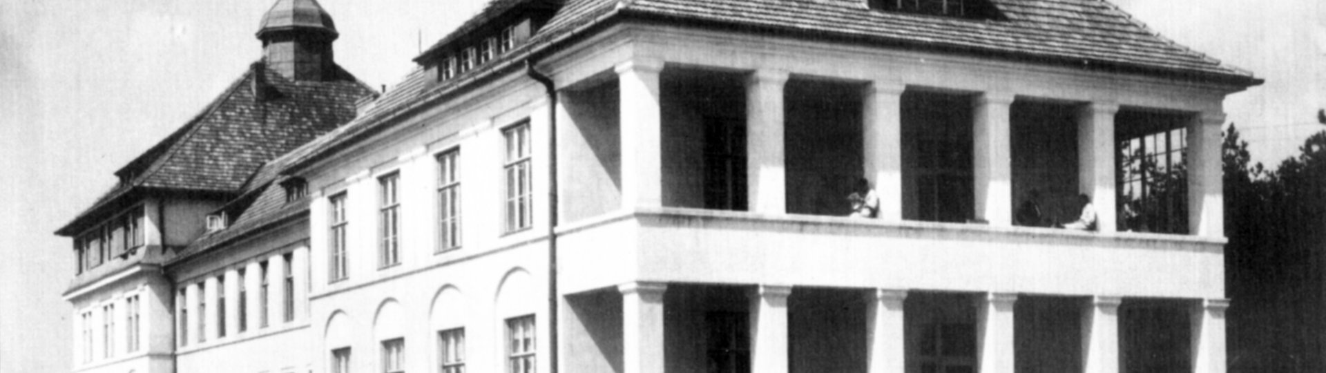 Foto in Schwarzweiß von der Klinik Oberpullendorf von früher